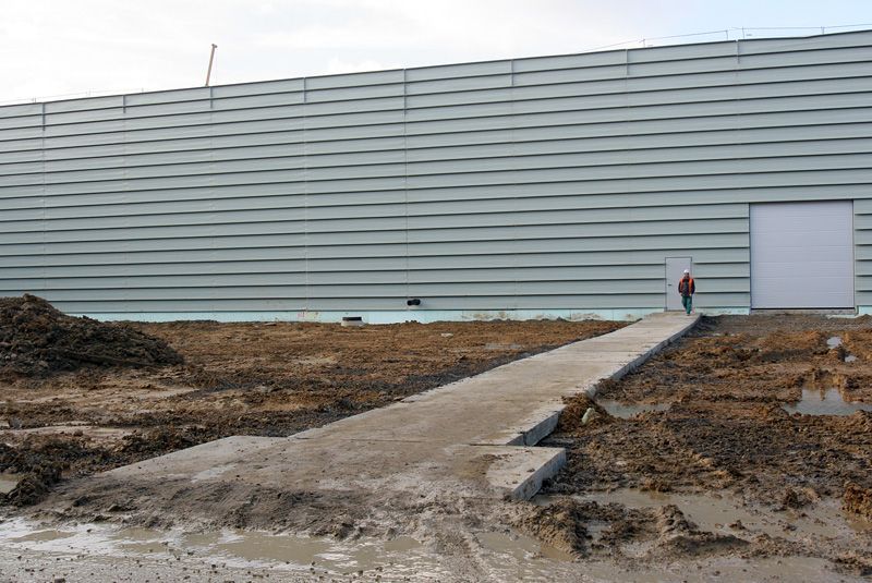 Stavba továrního komplexu byla zahájena v dubnu 2007. Korejci chtějí mít hotovo už za čtrnáct dní, na konci roku.