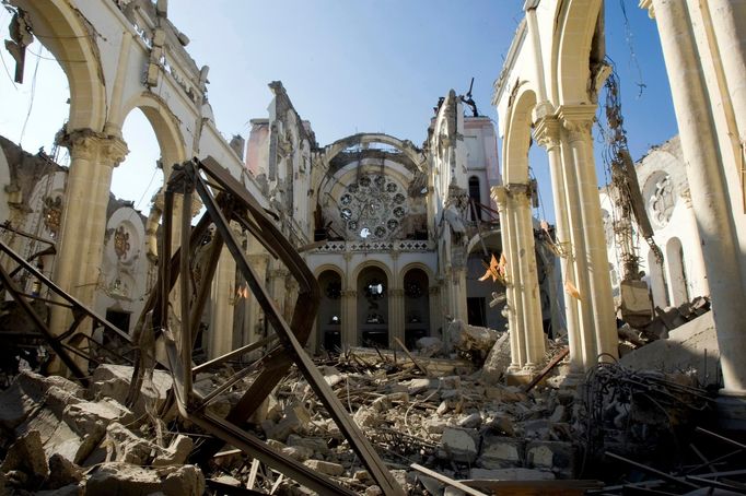 Ve středu zasáhly Haiti dotřesy o síle 6,1 Richterovy škály. Na zničené katedrále v Port-au-Prince nechaly další stopy.