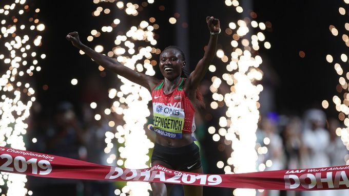 MS v atletice 2019: Keňanka Ruth Chepngetichová slaví v cíli maratonu vítězství.