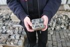 V centru Prahy se našly stovky dlažebních kostek z rozřezaných židovských náhrobků