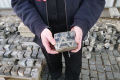 V centru Prahy se našly stovky dlažebních kostek z rozřezaných židovských náhrobků