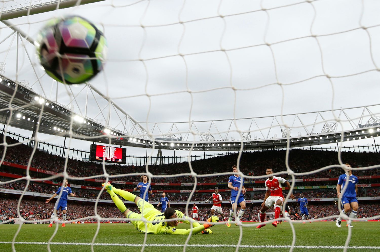PL, Arsenal-Chelsea: Theo Walcott - Thibaut Courtois; gól na 2:0