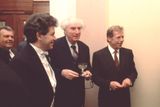 Jiří Bělohlávek, čestný šéfdirigent ČR Rafael Kubelík a prezident Václav Havel v roce 1990 na Pražském jaru.