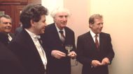 Jiří Bělohlávek, čestný šéfdirigent ČR Rafael Kubelík a prezident Václav Havel v roce 1990 na Pražském jaru.