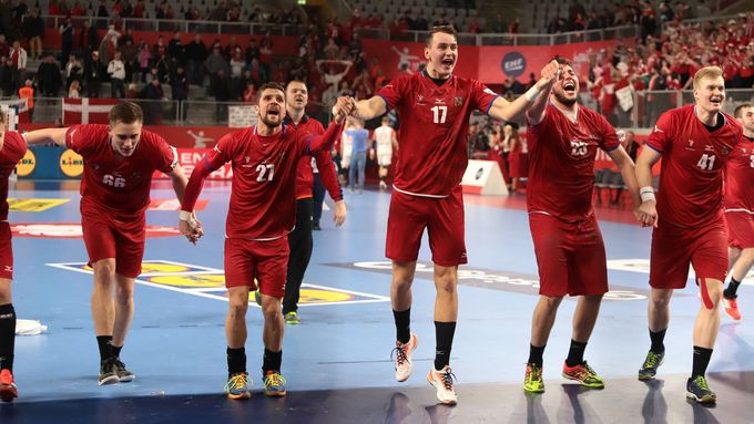 Český tým po výhře nad Dánskem zachvátila euforie. Ještě je ale třeba vyzrát nad Maďarskem.