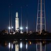 Soukromá americká raketa Antares na odpalovací rampě ve Virginii.