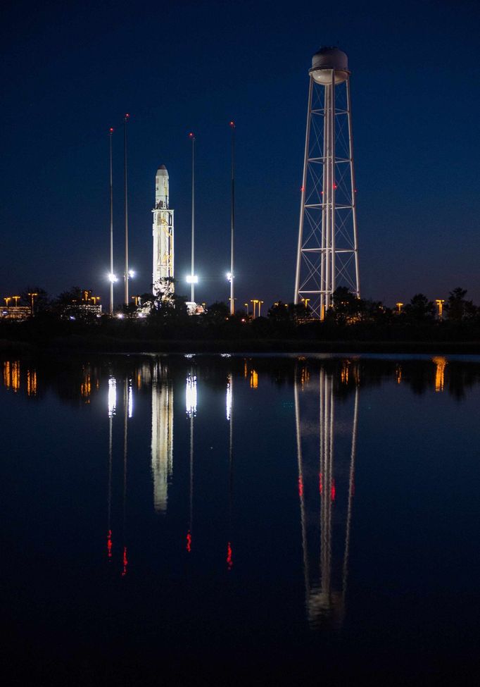 Soukromá americká raketa Antares na odpalovací rampě ve Virginii.