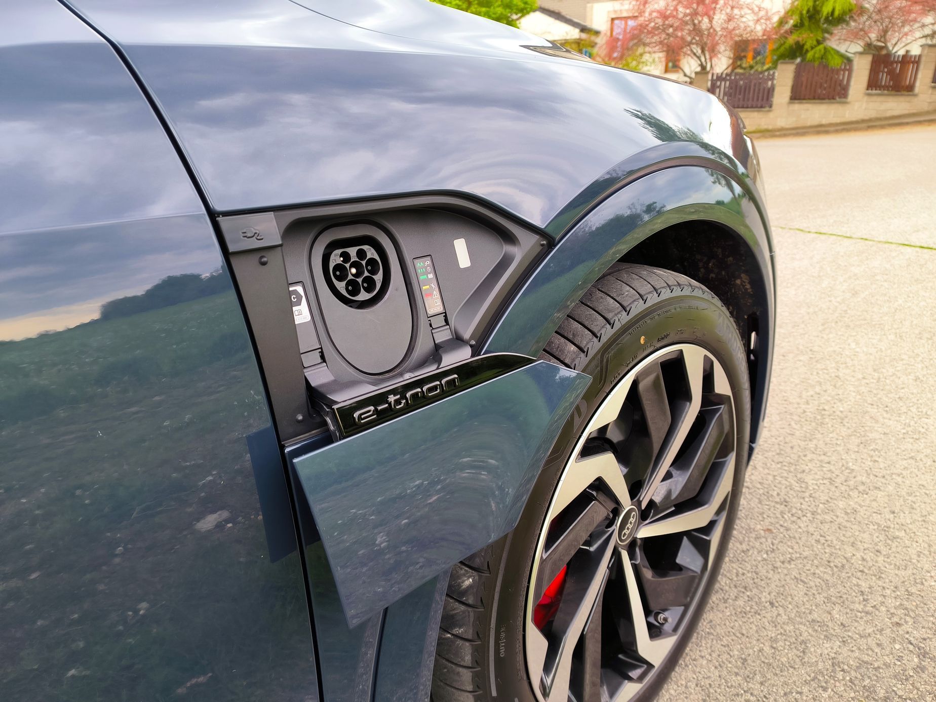 Audi Q8 55 e-tron (2023)