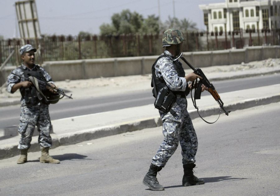 Policisté drží stráž na cestě do Basry