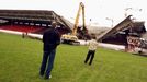 Demolice starého stadionu Slavie v pražském Edenu ve Vršovicích. Archivní snímek z roku 2004