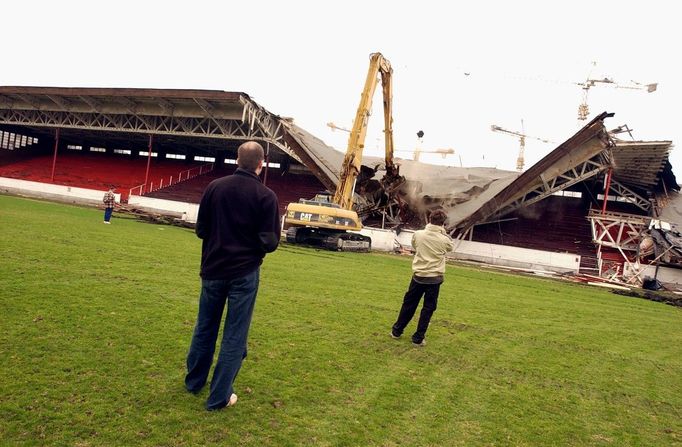 Demolice starého stadionu Slavie v pražském Edenu ve Vršovicích. Archivní snímek z roku 2004