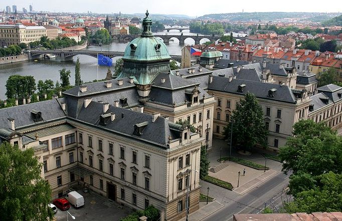 Budova vlády České rep. pohledem z terasy Kramářovy vily.