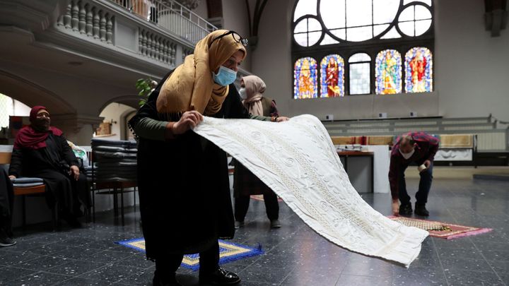 Náboženská výpomoc. Kostel umožnil modlitbu muslimům, kteří se nevešli do mešity