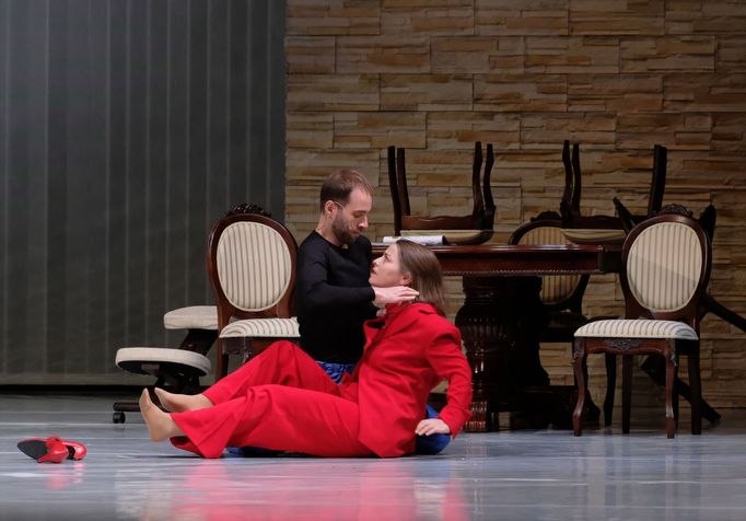 Pavla Beretová jako dcera Anna a Petr Vančura v roli syna Pavla.