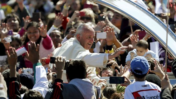 Papež káže na centrálním náměstí v Santa Cruz de la Sierra v Bolívii. Přišlo si ho vyslechnout přišlo vyslechnout několik set tisíc lidí.
