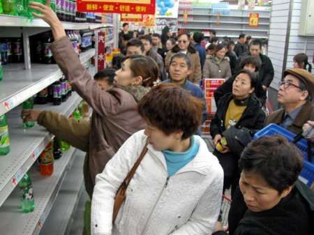 Obyvatelé v supermarketu v Harbinu nakupují balenou vodu