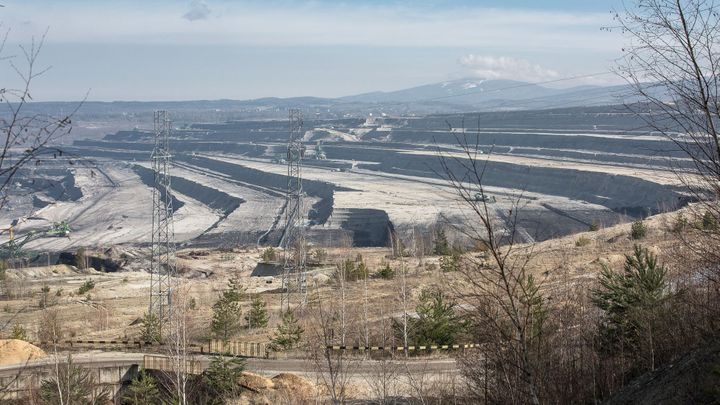 Europoslanci vyzvali k zakročení proti Polsku kvůli dolu Turów u českých hranic