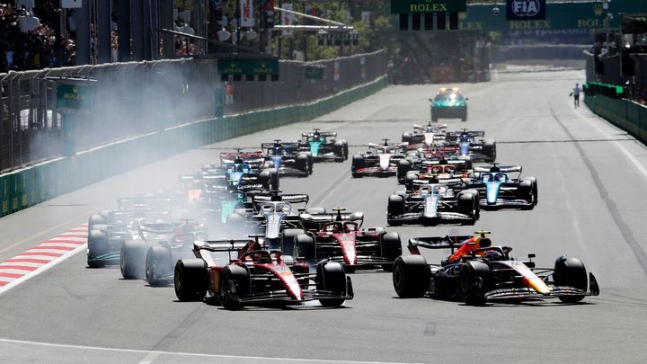 Pérez vede závod F1 v Baku. Po Sainzově vypadnutí řada jezdců zajela pro nové gumy; Zdroj foto: Reuters
