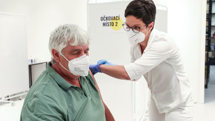 Ve dvou obcích už jsou očkovaní všichni. Motivuje je strach i chuť potkávat sousedy; Zdroj foto: Jakub Plíhal