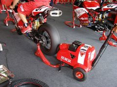 Superbiky nemají podobně jako monoposty F1 vlastní startér, musí se startovat externě roztočením zadního kola.