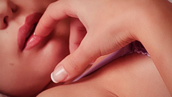 "Seberte ho, už nemůžu," řekla policii. Žena zadržela lupiče sexem na místě činu