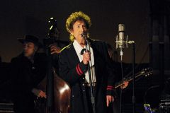 Do Prahy přijíždí Bob Dylan. Lidé se na koncertech musí obejít bez mobilů