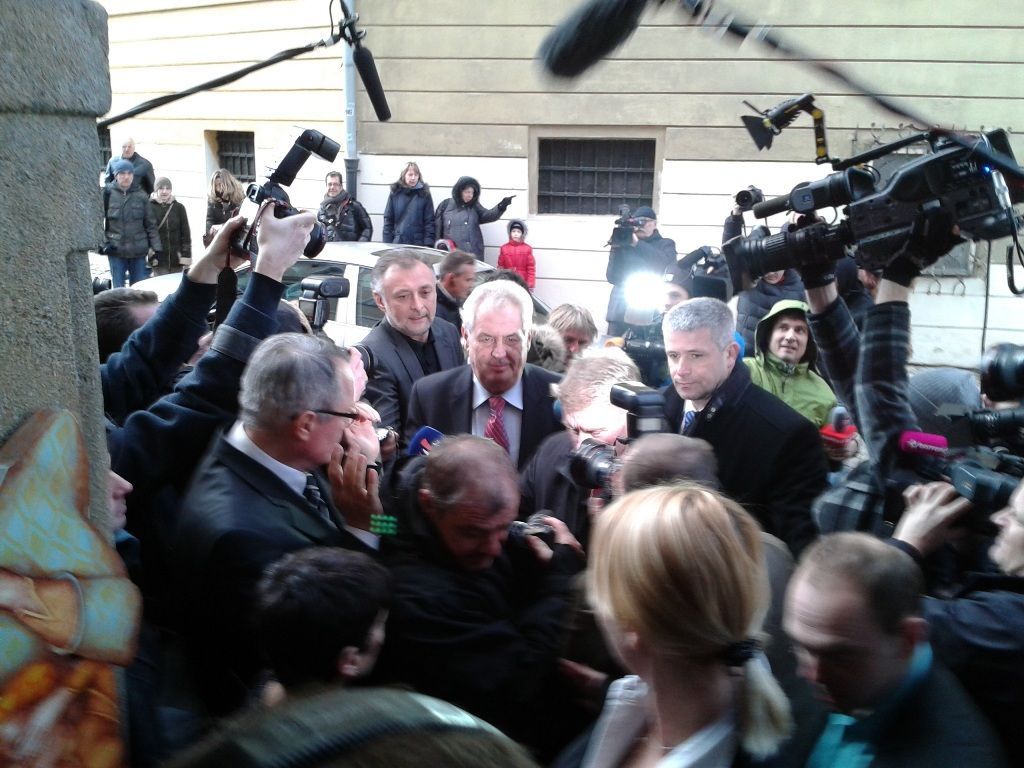 Miloš Zeman přichází do štábu