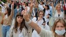 Běloruské ženy protestují proti policejnímu násilí proti demonstrantům.