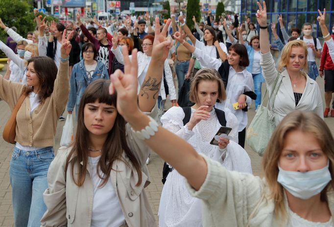 Běloruské ženy protestují proti policejnímu násilí proti demonstrantům.