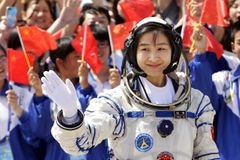 Loď s první čínskou kosmonautkou přistála na Zemi