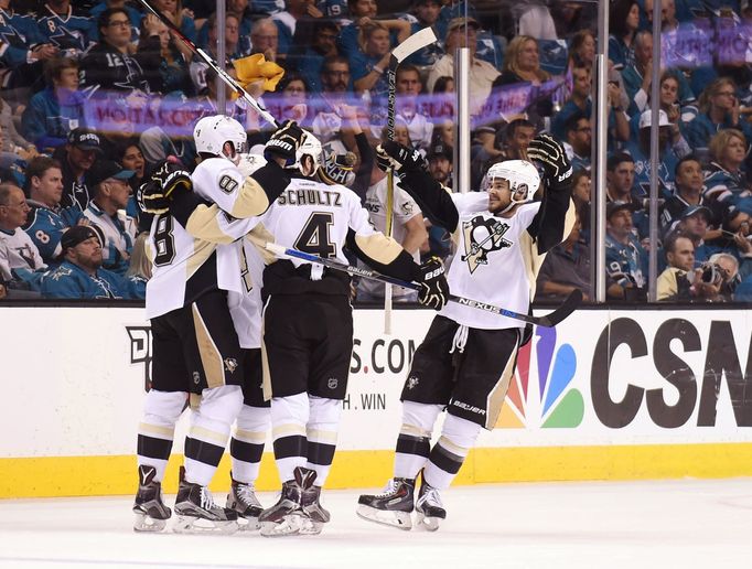 Pittsburgh - San Jose 6. finálový zápas SC. Brian Dumoulin slaví první branku v zápase