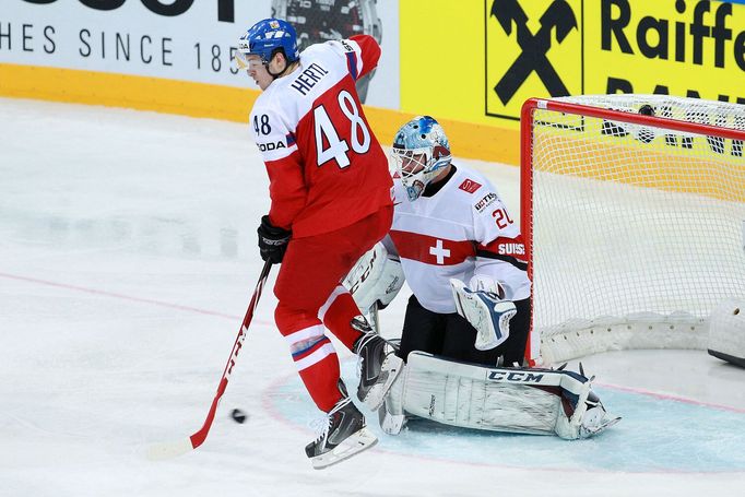 MS 2015, Česko-Švýcarsko: Tomáš Hertl - Reto Berra