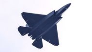 Stíhací letoun Shenyang J-35 prolétá ve formaci během přeletové zkoušky před vojenskou přehlídkou k 80. výročí konce druhé světové války v Pekingu.