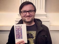 Daniel Majling s českým vydáním knihy Ruzká klazika.