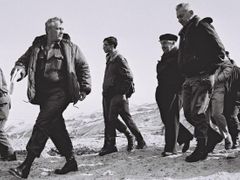 Ariel Šaron (vlevo) jako velitel vojsk na jihu Izraele doprovází tehdejšího premiéra Davida Ben Guriona (druhý zprava) na izraelsko-egyptské hranici v lednu 1971