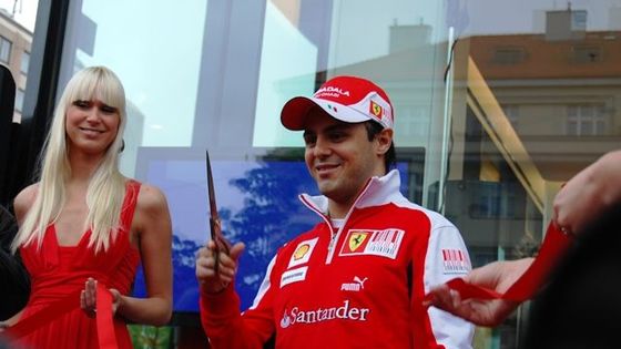 Felipe Massa otevřel v Praze nový showroom Ferrari