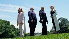 Trump Duda s manželkami sledují přelet stíhačky F-35 nad Bílým domem