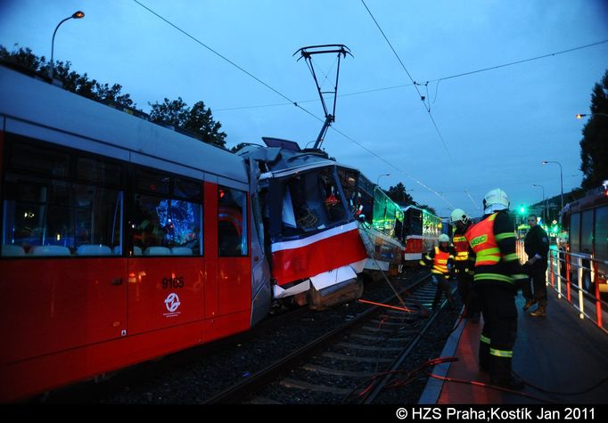 Srážka tramvají na Plzeňské ulici v Praze 5. Řidič jedné ze souprav nehodu nepřežil.