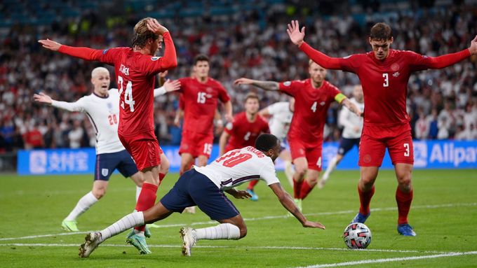 Raheem Sterling v obležení Dánů spadl, načež rozhodčí odpískal penaltu pro Anglii. Aneb semifinále posledního Eura