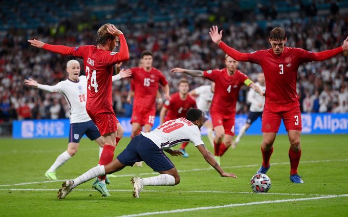Raheem Sterling v obležení Dánů spadl, načež rozhodčí odpískal penaltu pro Anglii. Aneb semifinále posledního Eura