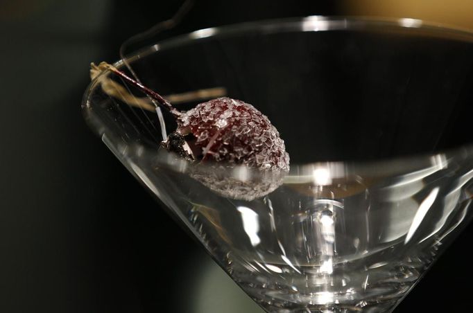 A microphone is concealed inside an artificial cherry placed in a martini glass at the 'Top Secret' Spy Museum in Oberhausen, July 10, 2013. The museum presents various objects, devices and gadgets used for spying or related to espionage. REUTERS/Ina Fassbender (GERMANY - Tags: SOCIETY ENTERTAINMENT TPX IMAGES OF THE DAY) Published: Čec. 10, 2013, 3:17 odp.