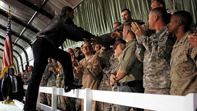 Barack Obama během setkání se svými vojáky v Afghánistánu.