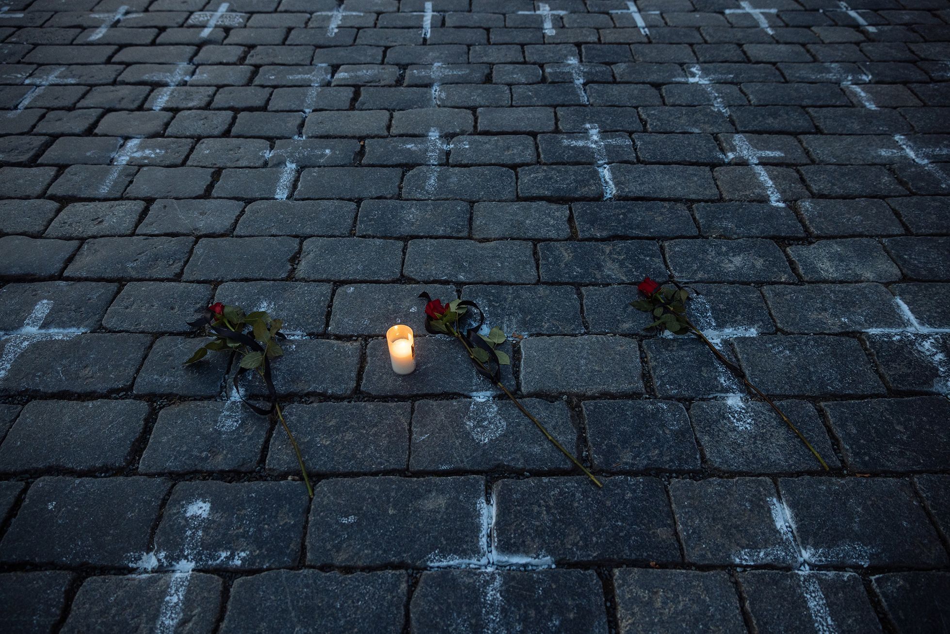 Jednorázové užití / Fotogalerie / Když kříže na Staromáku dostanou jména. Lidí spontánně uctívají zemřelé.