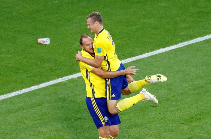 Andreas Granqvist a Viktor Claesson na MS 2018 proti Mexiku