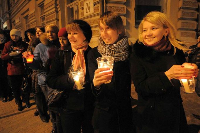 Ruské studentky demonstrují svou podporu šetrnějšímu zacházení s modrou planetou ve Vladivostoku.