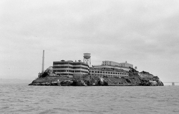 Ostrov a věznice Alcatraz (říkalo se mu "Skála"), byl kdysi 1. června 1973 místem, kde byli vězněni ti nejtvrdší z amerických federálních vězňů, včetně Al Capona. 1973