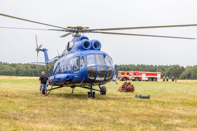 Slovenský vrtulník Mil Mi-8T Hip, spolupracující na hašení požáru v Národním parku České Švýcarsko, tankuje palivo. 27. července 2022
