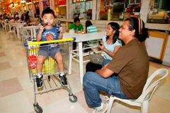 Filipínci si zamilovali hypermarkety. Nenakupují tam