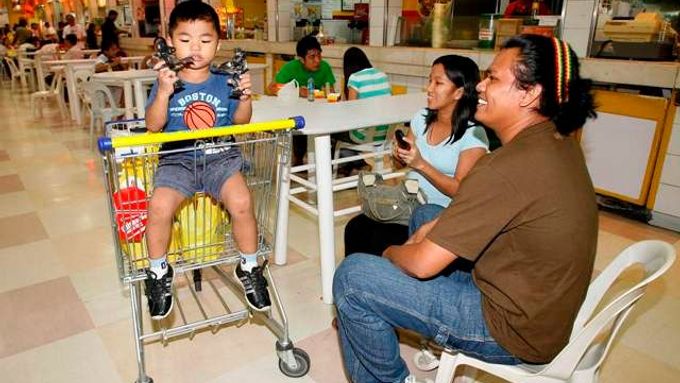 V Manile si děti nemají kde hrát. Jenom v hypermarketu
