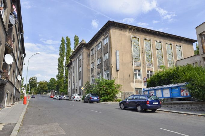 Vrbenského lázně v Ústí nad Labem. Snímek ze současnosti, kdy je objekt bývalých lázní uzavřený a chátrá.